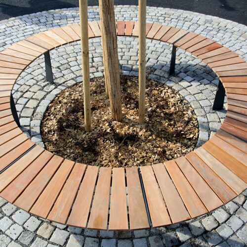 Boombank model Radiano 16 Voor de houtafwerking van deze fraaie ronde boombank heeft u de keuze uit verduurzaamd grenen met UV-protector of een hardhouten zitting.